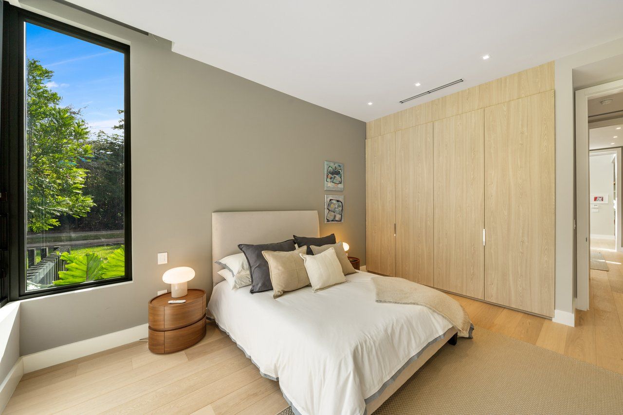 Bedroom with a full-height window onto the garden